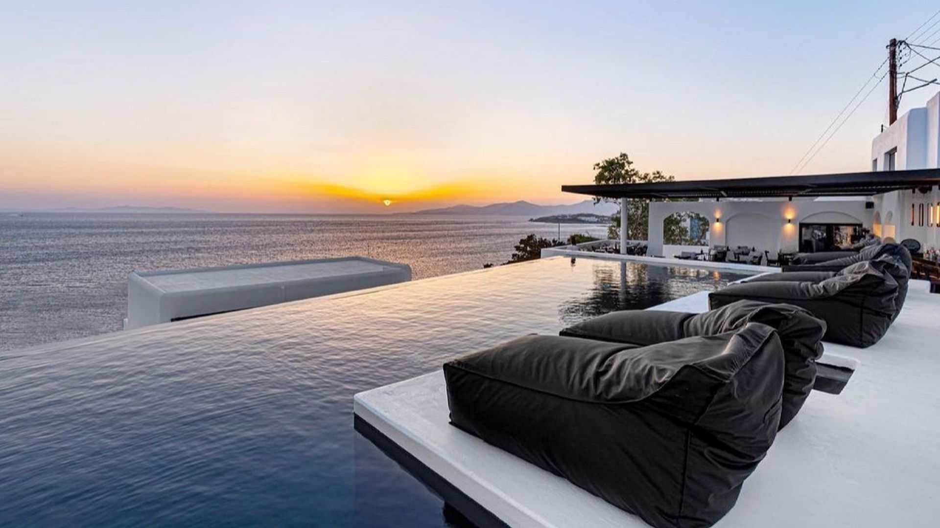 pool deluxe suites mykonos - tagoo black 1